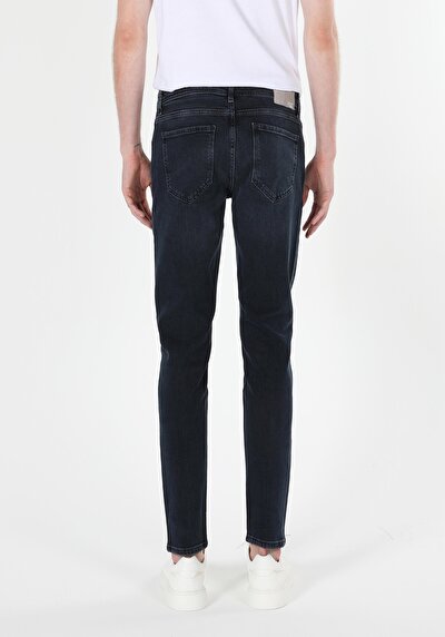 صورة من أسود للرجال بناطيل