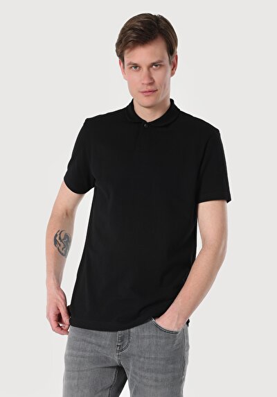 صورة من أسود للرجال قميص بولو  كم قصير