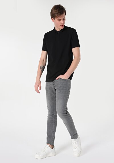 صورة من أسود للرجال قميص بولو كم قصير