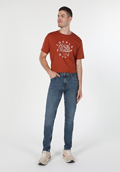 صورة من أزرق داكن للرجال بناطيل