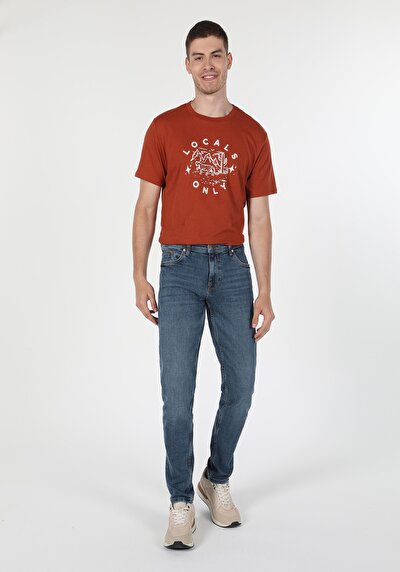 صورة من أزرق داكن للرجال بناطيل