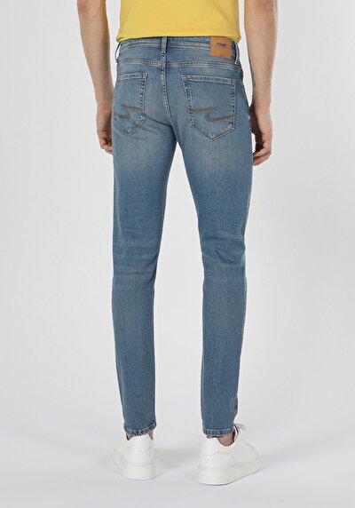 صورة من دينيم للرجال بناطيل