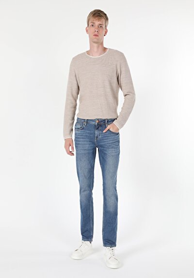 صورة من أزرق داكن للرجال بناطيل