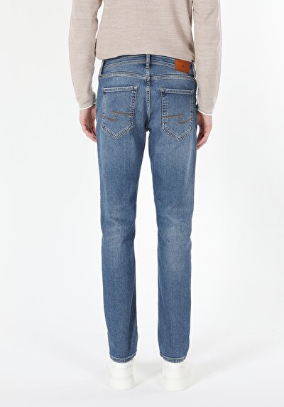 صورة من أزرق داكن للرجال بناطيل