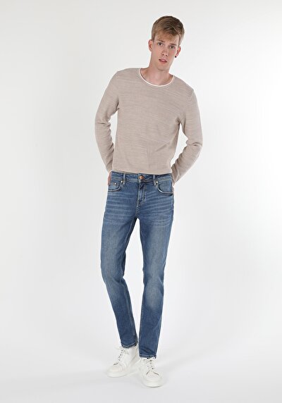 صورة من أزرق داكن للرجال بناطيل