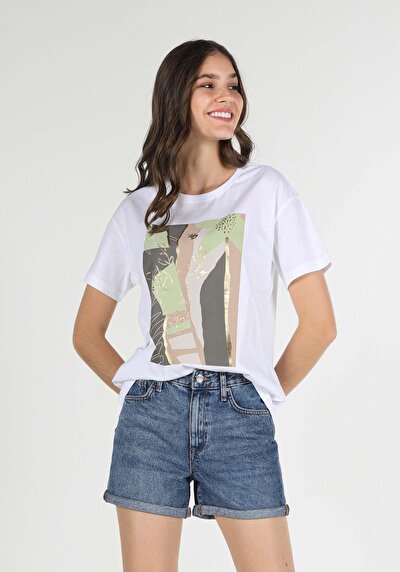 صورة من أبيض للنساء تي شيرت بأكمام قصيرة