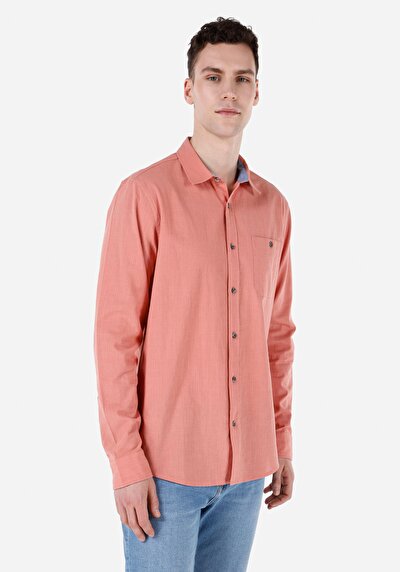 صورة من قميص عادي رقبة مستقيم رجالي أحمر كم طويل قميص