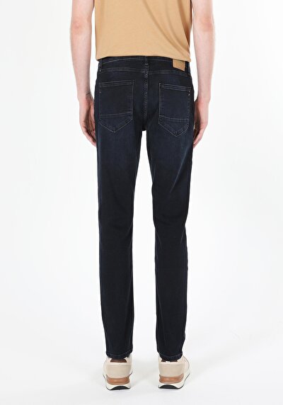 صورة من أزرق داكن للرجال بناطيل