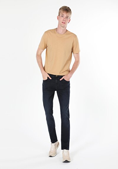 صورة من أزرق داكن للرجال بناطيل