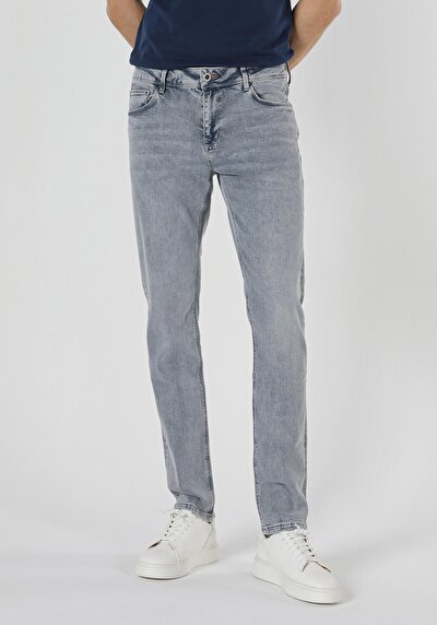 صورة من دينيم للرجال بناطيل