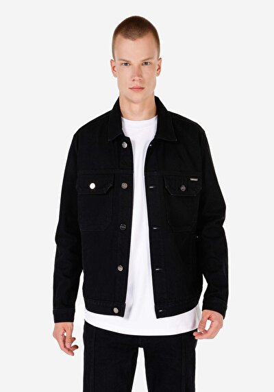 صورة من رجالي أسود غير مبطن بقصة عادية