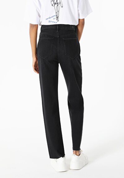 صورة من دينيم للنساء بناطيل