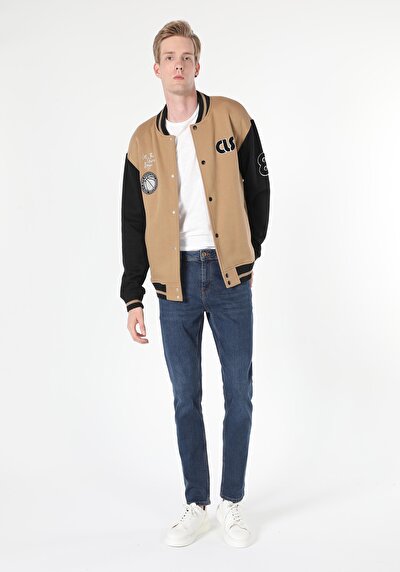 صورة من أزرق داكن للرجال بناطيل