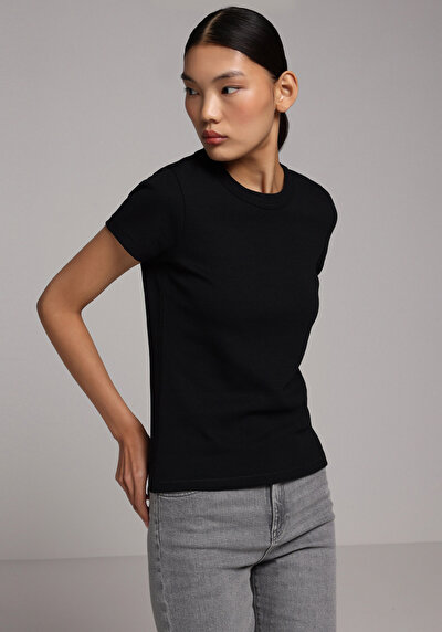 صورة من ضيق قصة رقبة مستديرة مستقيم نسائي أسود كم قصير تي شيرت