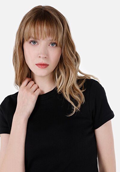 صورة من ضيق قصة رقبة مستديرة مستقيم نسائي أسود كم قصير تي شيرت