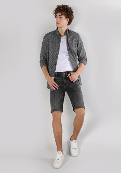 صورة من رمادي للرجال شورت