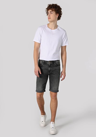 صورة من رمادي للرجال شورت