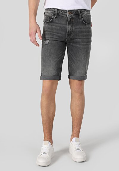 صورة من رمادي للرجال شورت