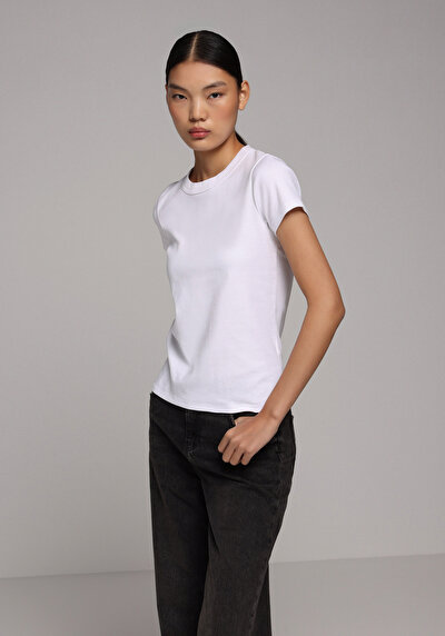 صورة من ضيق ياقة مستديرة مستقيم نسائي أبيض كم قصير تي شيرت