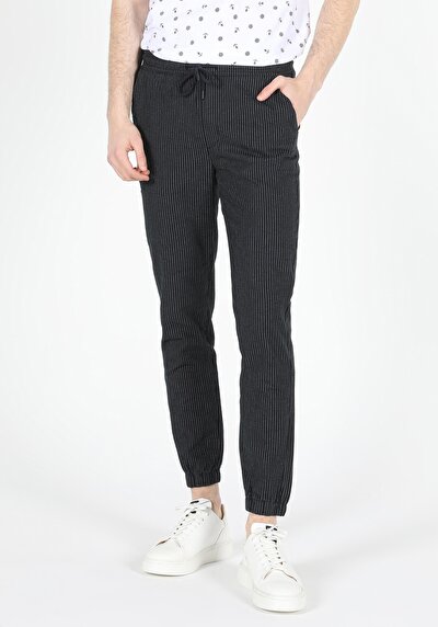 صورة من أزرق بحري للرجال بناطيل