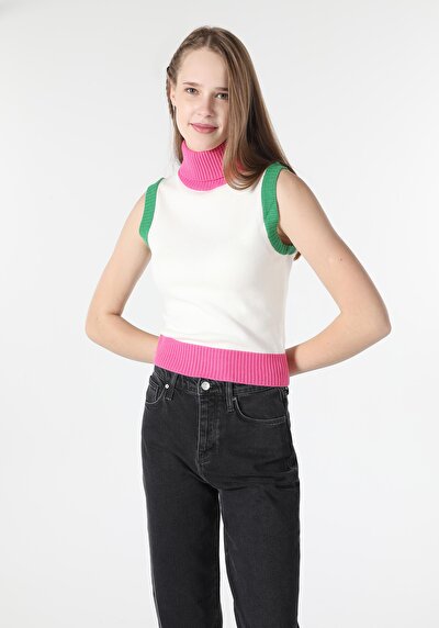 صورة من سترة نسائية متعددة الألوان ذات ياقة مدورة ضيقة