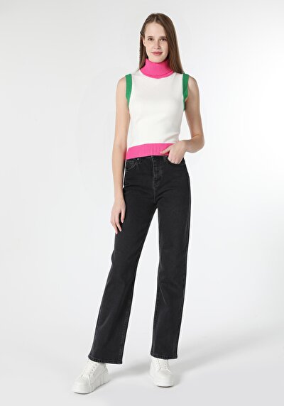 صورة من سترة نسائية متعددة الألوان ذات ياقة مدورة ضيقة