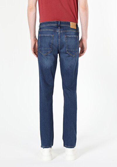 صورة من دينيم للرجال بناطيل