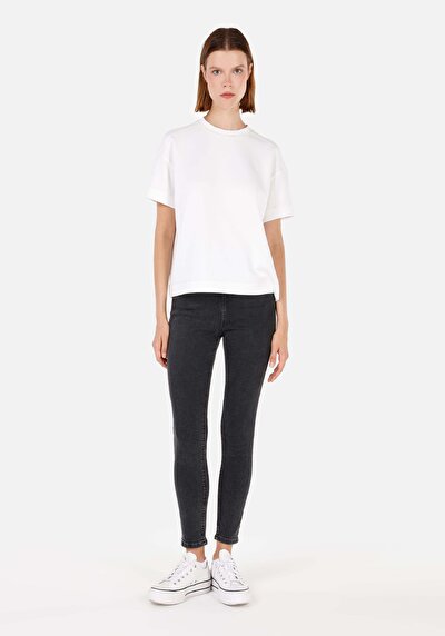 صورة من ضيق فيت جينز نيلي غامق نسائي