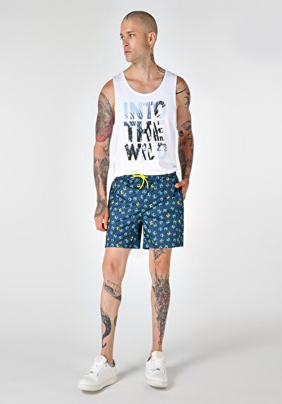 صورة من شورت سباحة بطبعة رجالية باللون الأزرق الداكن