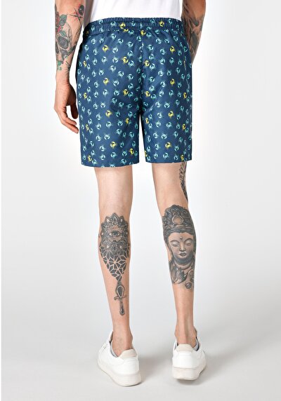 صورة من شورت سباحة بطبعة رجالية باللون الأزرق الداكن