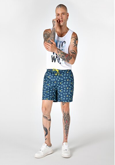 صورة من شورت سباحة بطبعة رجالية باللون الأزرق الداكن