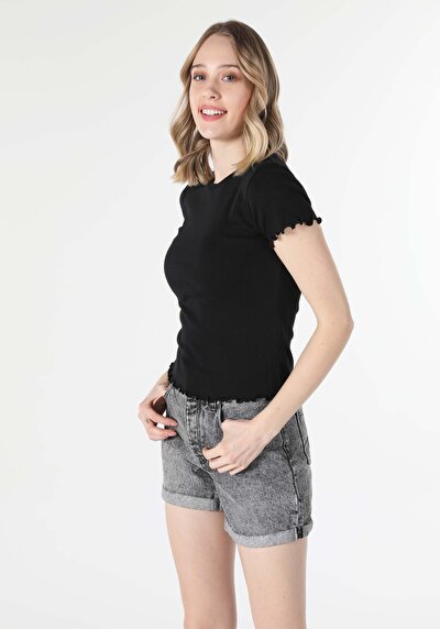 صورة من أسود للنساء تي شيرت بأكمام قصيرة