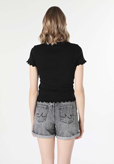 صورة من أسود للنساء تي شيرت بأكمام قصيرة