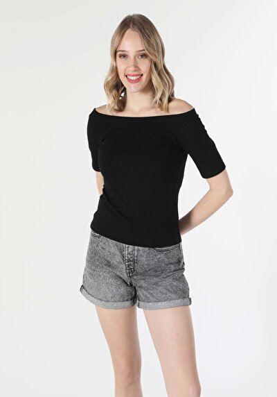 صورة من أسود للنساء تي شيرت بأكمام قصيرة