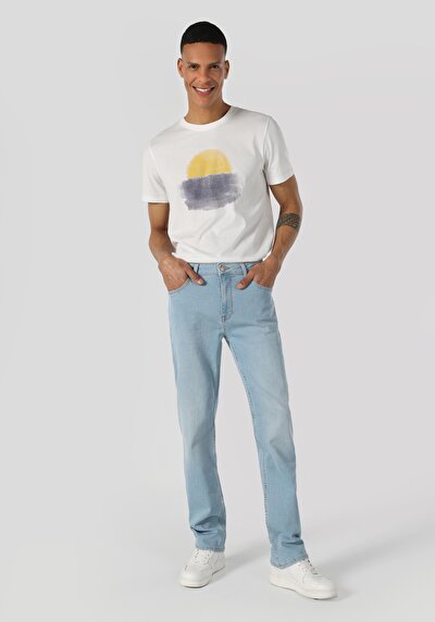 صورة من أزرق فاتح للرجال بناطيل