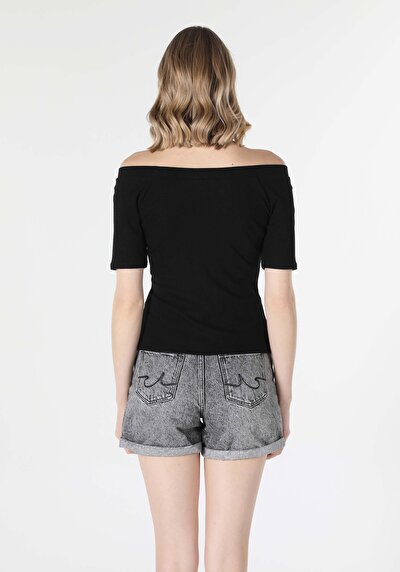 صورة من أسود للنساء تي شيرت بأكمام قصيرة