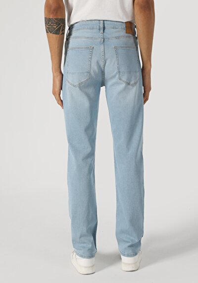 صورة من أزرق فاتح للرجال بناطيل