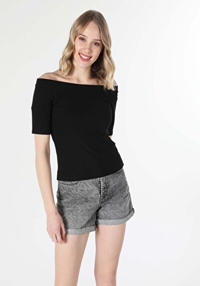 صورة من أسود للنساء تي شيرت بأكمام قصيرة