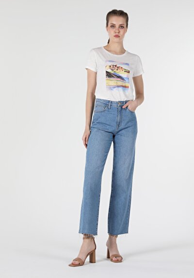 صورة من   رقبة مستديرة نسائي أبيض بأكمام قصيرة تي شيرت