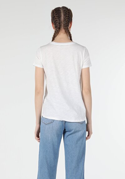 صورة من رقبة مستديرة نسائي أبيض بأكمام قصيرة تي شيرت