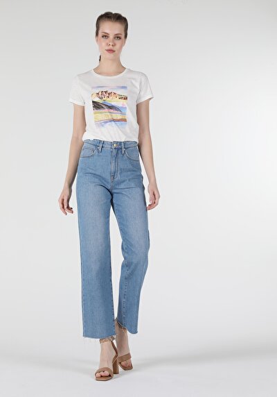 صورة من رقبة مستديرة نسائي أبيض بأكمام قصيرة تي شيرت