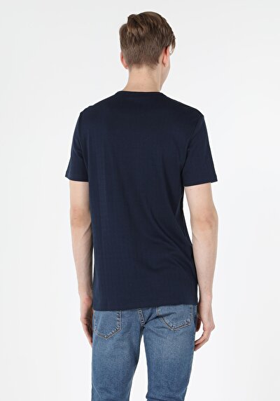 صورة من أزرق بحري للرجال تي شيرت بأكمام قصيرة