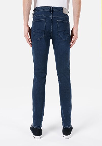 صورة من سليم فيت جينز نيلي غامق للرجال