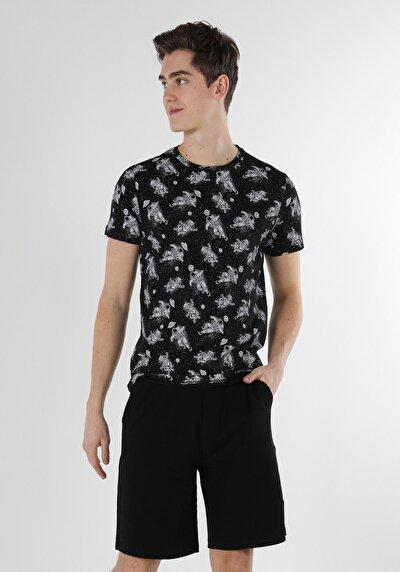 صورة من أسود للرجال تي شيرت بأكمام قصيرة