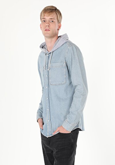 صورة من أزرق فاتح للرجال قميص  كم طويل