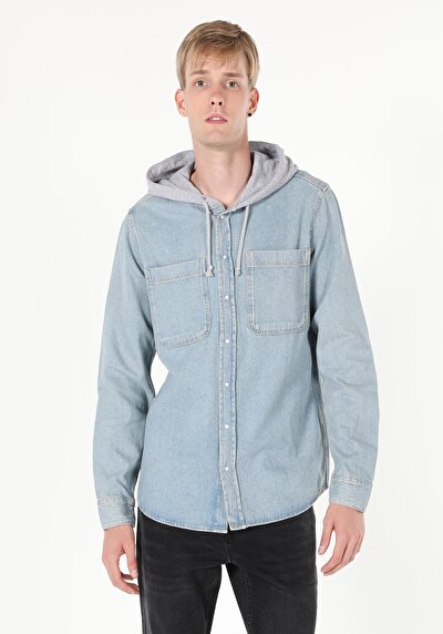 صورة من أزرق فاتح للرجال قميص كم طويل