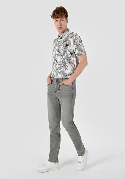 صورة من رمادي للرجال بناطيل