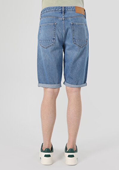 صورة من عادي مقاس متوسط الخصر مستقيم رجالي نيلي جان شورت