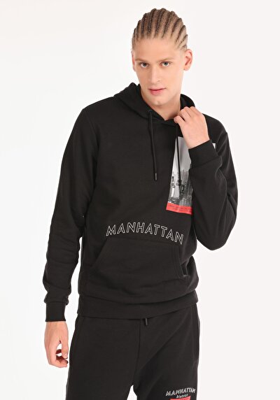 صورة من سويت شيرت رجالي أسود عادي