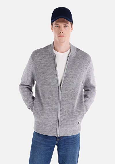 صورة من كارديجان رجالي عادي بقصة رمادية